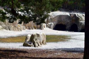 Sandhöhlen im Heers Dedingstein