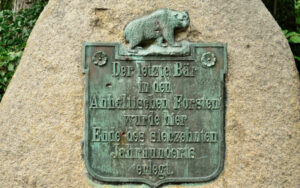 Bärendenkmal: Die Inschrift auf dem Gedenkstein erinnert an den letzten Anhalter Bären